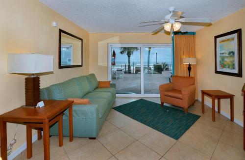 Guestroom, Tropic Sun Towers by Capital Vacations near Riptides Raw Bar & Grill