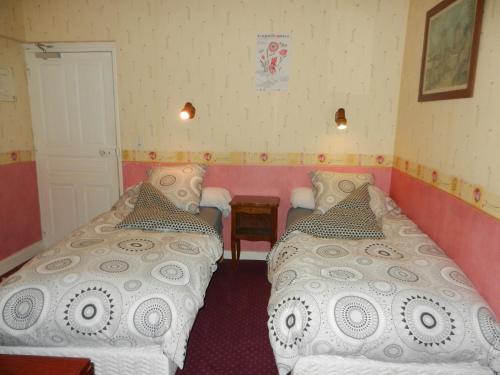 2 twin beds