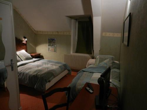 1 queen bed, 1 twin bed