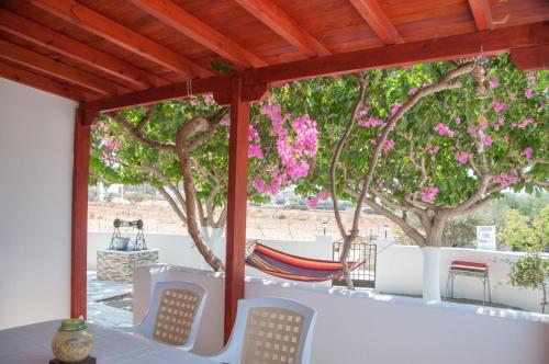 Felicia's sun-side house in Kastraki