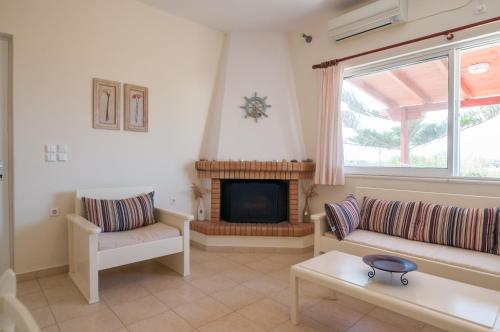 Felicia's sun-side house in Kastraki