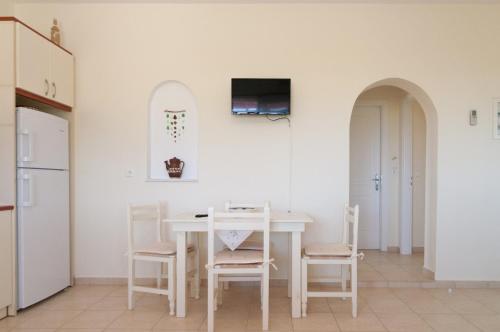 Felicia's sun-side house in Kastraki