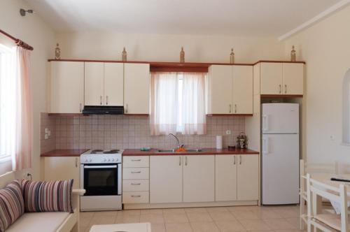 Felicia's sun-side house in Kastraki