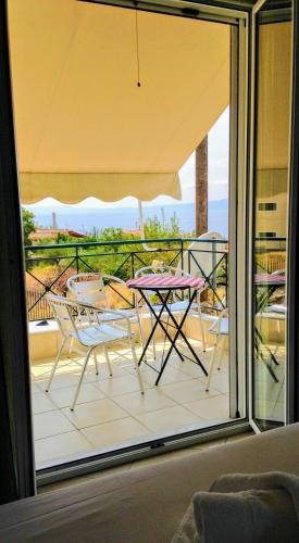 Näkymä, SEMIRAMIS SUITES with pool in Kalamata