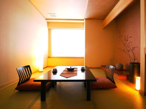 Japanese-Style Room with Shared Bathroom - Smoking