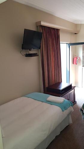 1 king bed, 1 twin bed