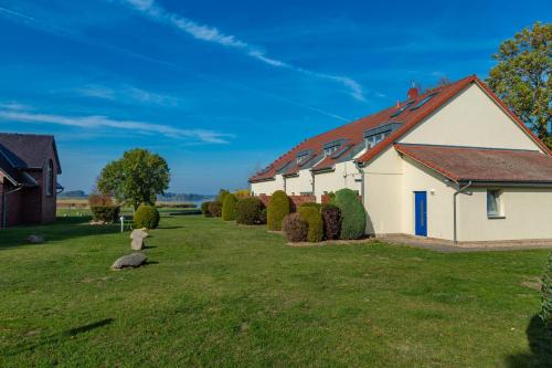 Hotelli välisilme, Kranich - Ferienwohnung mit Terrasse in Mellenthin