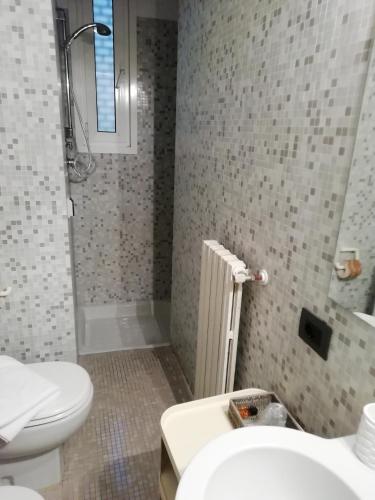 Small Single Room image 3