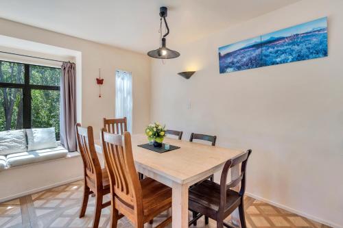 Fasiliteter, Ponsonby Gardens with deck and parking near Ponsonby