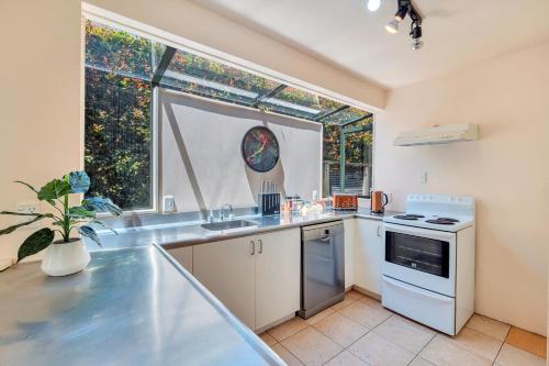 Kjøkken, Ponsonby Gardens with deck and parking near Ponsonby