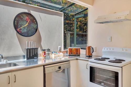 Kjøkken, Ponsonby Gardens with deck and parking near Ponsonby