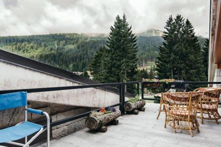 Balcony/terrace, CENTRAL WOODEN CHALET WITH FOREST VIEW in Palu