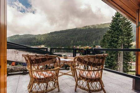 Balcony/terrace, CENTRAL WOODEN CHALET WITH FOREST VIEW in Palu