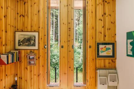  CENTRAL WOODEN CHALET WITH FOREST VIEW, Pension in Madonna di Campiglio