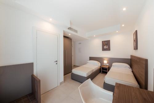 2 twin beds
