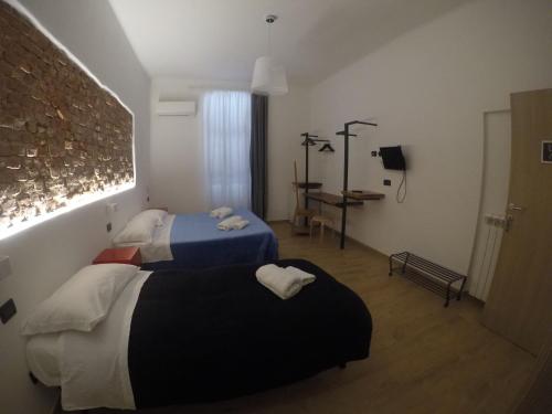 1 queen bed, 1 twin bed