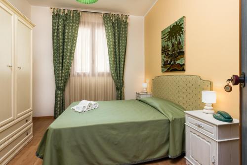 Single Room with Bathroom image 2