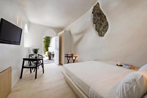 173014240 Porto Fira Suites