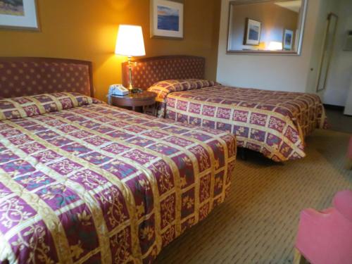 Queen Room with Two Queen Beds - Non-Smoking image 8