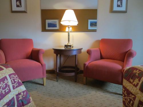 Queen Room with Two Queen Beds - Non-Smoking image 7