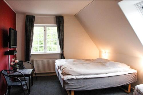 1 queen bed, 1 twin bed, 1 sofa bed