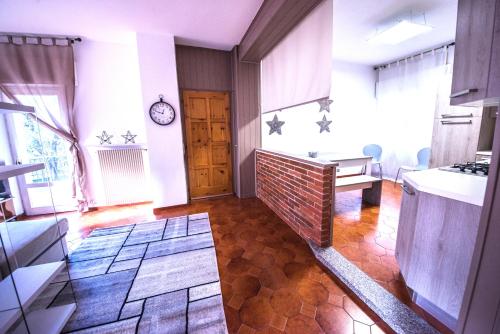 1Dest - Lake & Family Room Type - Three-Bedroom Apartment