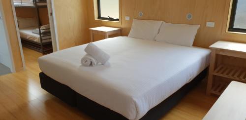 1 queen bed, 2 bunk beds