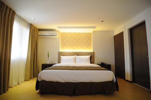 Imperial Palace Suites Image 18