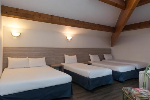1 double bed, 3 twin beds