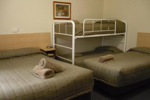 Acacia Motor Inn Ideally located in the Bona Vista area, Acacia Motor Inn promises a relaxing and wonderful visit. The property has everything you need for a comfortable stay. Service-minded staff will welcome and gui