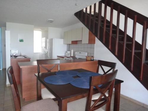 Sunset Paradise - Ocean View Penthouse Apartment - image 6