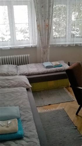 1 queen bed, 2 twin beds