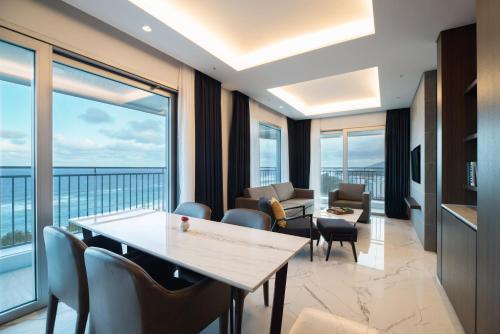 [Executive Lounge Access for 2] Grand Bleu Suite Double with Ocean View
