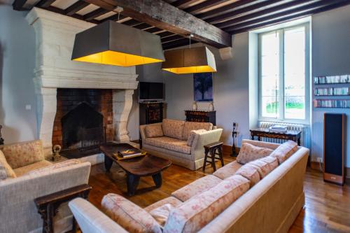Koplietošanas atpūtas telpa ar TV, Les Deux Abbesses en Vert | La Grande Maison B&B in Mareuil (Aquitaine)