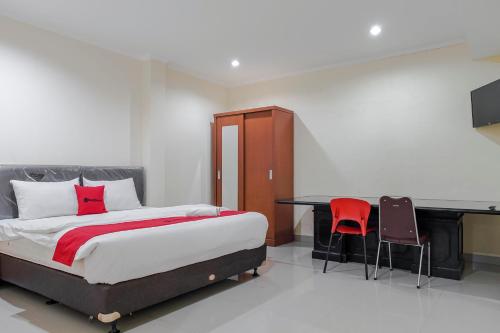 RedDoorz @ Jalan Biak Roxy Jakarta