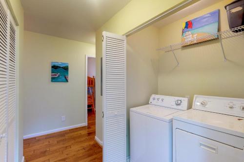 Lakeshore Cottage - image 6