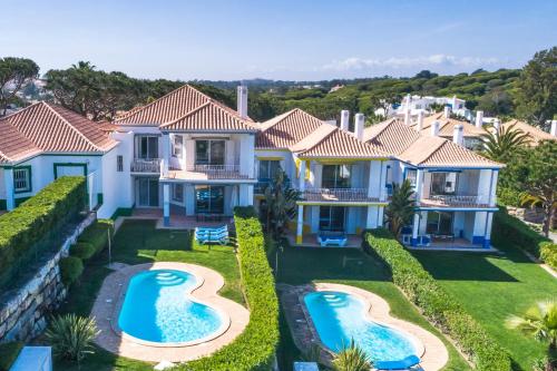 Exterior view, Encosta Do Lago Resort Club in Vale do Garrao