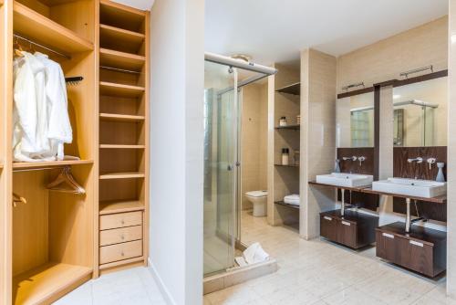 Santa Cruz Bay Luxury Villa