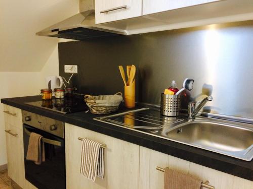 Le Manoir des Doyens Loft - Sleeps 8 - D-Day Museum on-site - Ten Minute Walk to Commonwealth Cemetery! 5