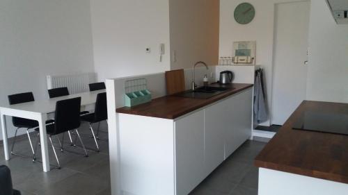  Nieuw 2 Slaapkamer Appartement van 90 m², Pension in Kortrijk bei Bavikhove