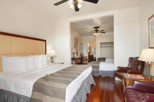1 king bed, 1 double bed, 3 twin beds