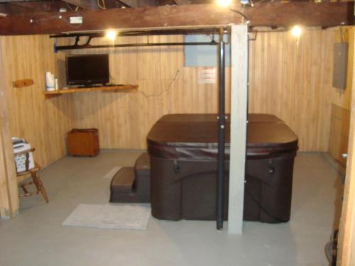 The Bear Den in Ironwood, USA