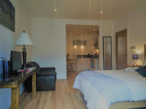 Lovely Central Station Entire Flat & Balcony, Abington, Lanarkshire