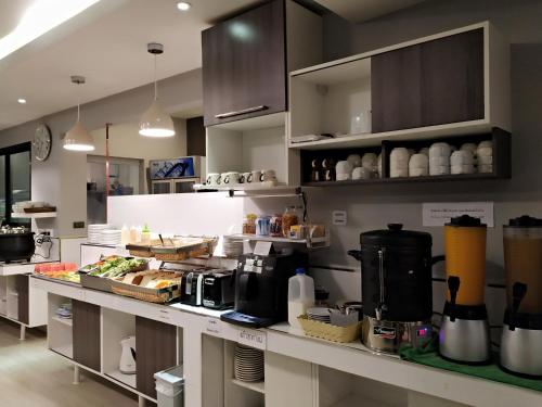 Food and beverages, Rung Aroon Hotel By Le Siri in San Phe Suea