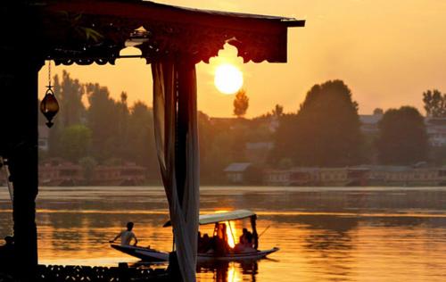 B&B Srinagar - Houseboat Lily of Nageen - Bed and Breakfast Srinagar