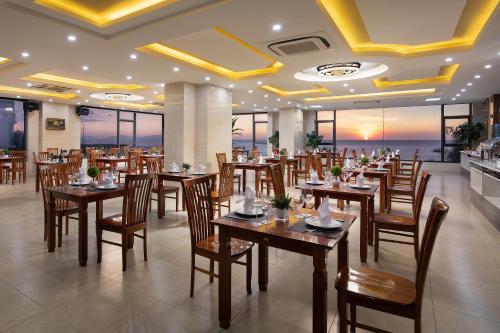 Không gian rộng rãi thoáng mát tại nhà hàng của Nolis Hotel Vũng Tàu