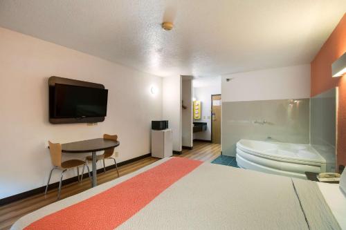 Motel 6-Davenport, IA