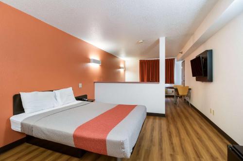 Motel 6-Davenport, IA