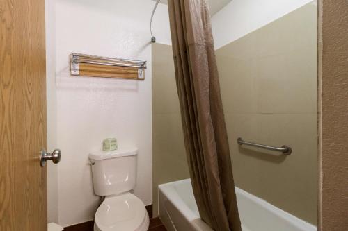 Motel 6 Davenport, IA - 화장실