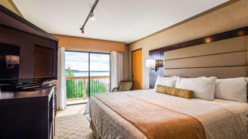 Deluxe King Room with Water View